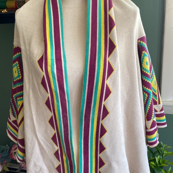 Womens Oversized patterns poncho sweater with bat sleeves - Picture 6 of 7